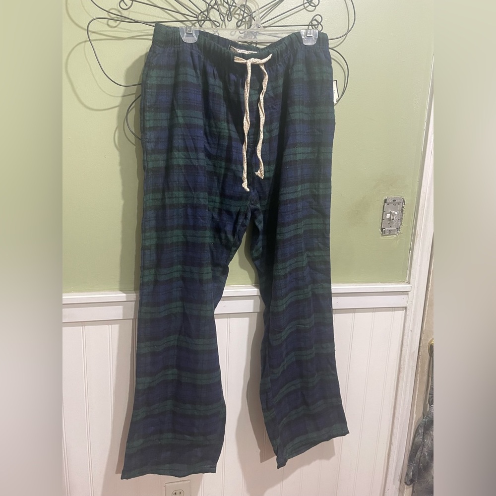 Men’s NWT plaid bottoms. XL